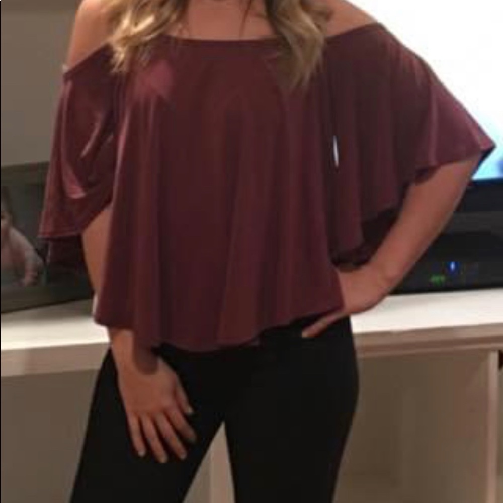 Flowery shirt off the shoulder